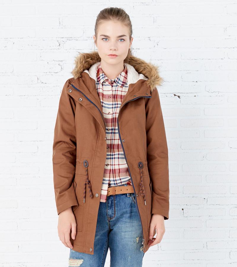 Parka con capucha de pelo.