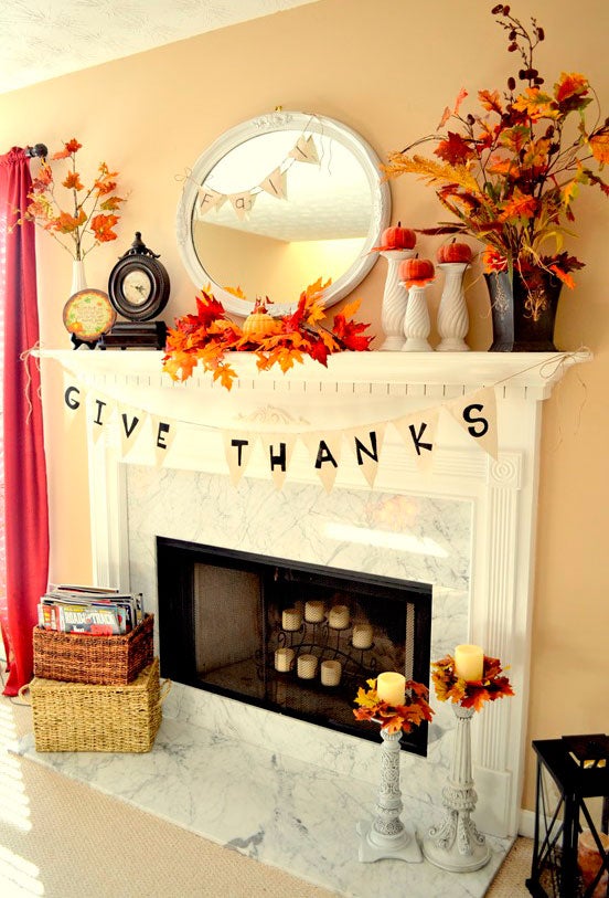 Decoración otoñal en la chimene que podemos mantener hasta los días de navidad con banderines donde se lee "Give Thanks".
