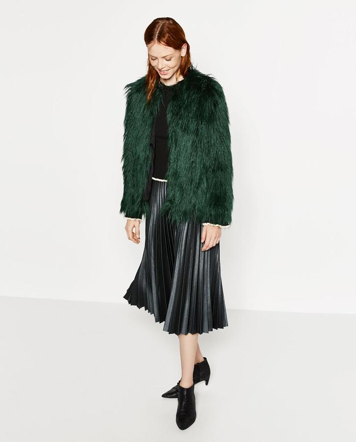 Chaqueta corta de pelo sintético verde.