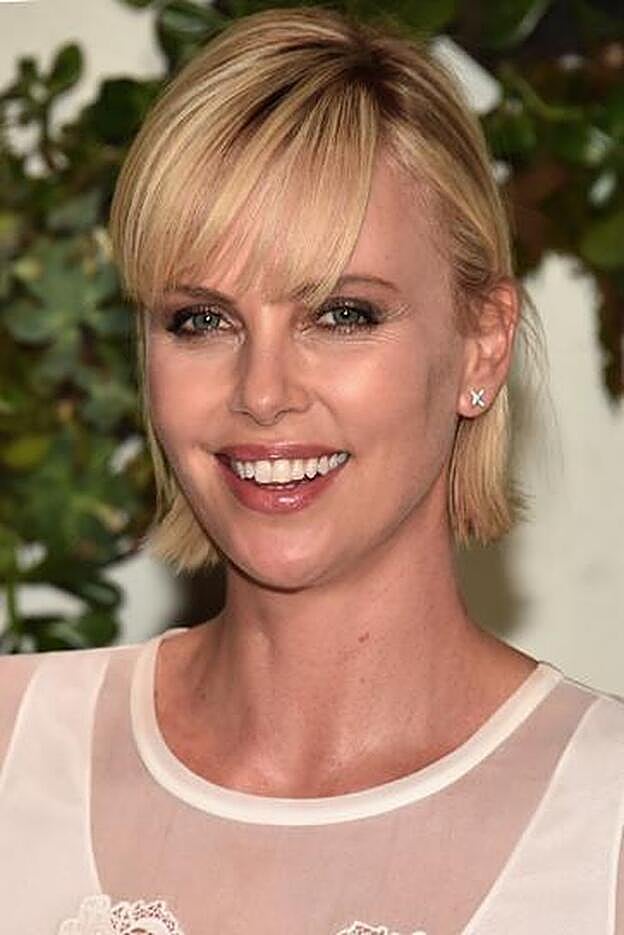Si tienes el rostro ovalado como Charlize Theron, podrás llevar cualqueir peinado.