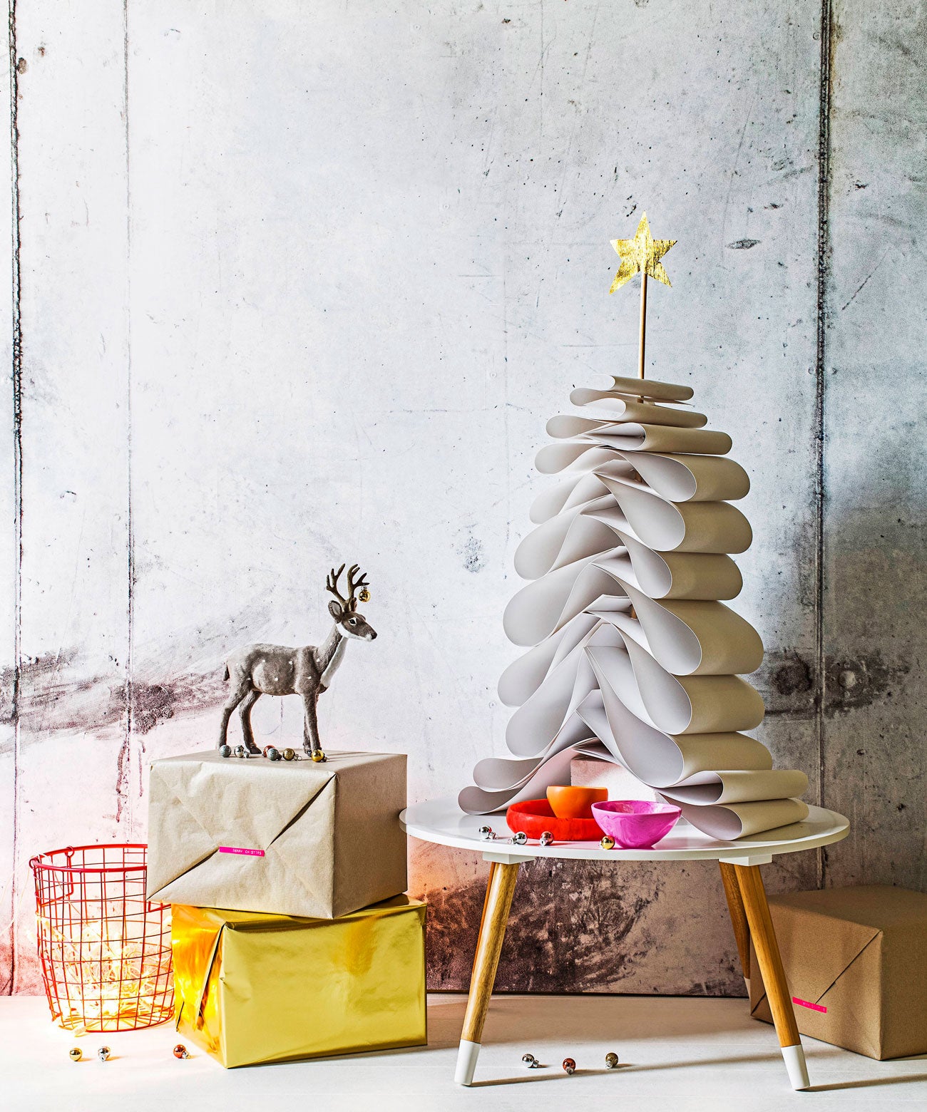 También con folios puedes fabricar este árbol doblándolas por la mitad y clavándolas en el mismoclavo creando diferentes tamaños para conseguir el efecto triángulo del árbol.