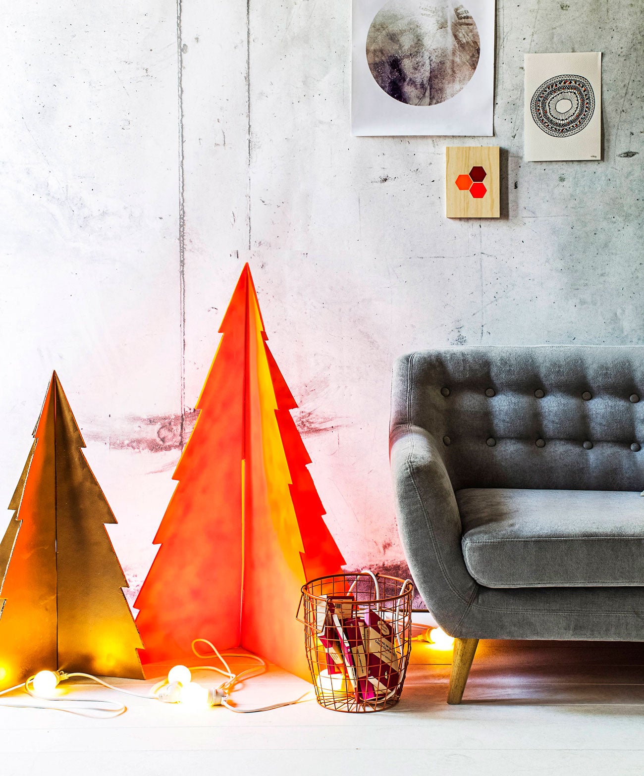 Con láminas de cartón pintadas de los colores que escojáis podéis fabricar estos árboles geométricos, además de no ocupar cuando los tengas que recoger para el año que viene son muy sencillos de hacer.