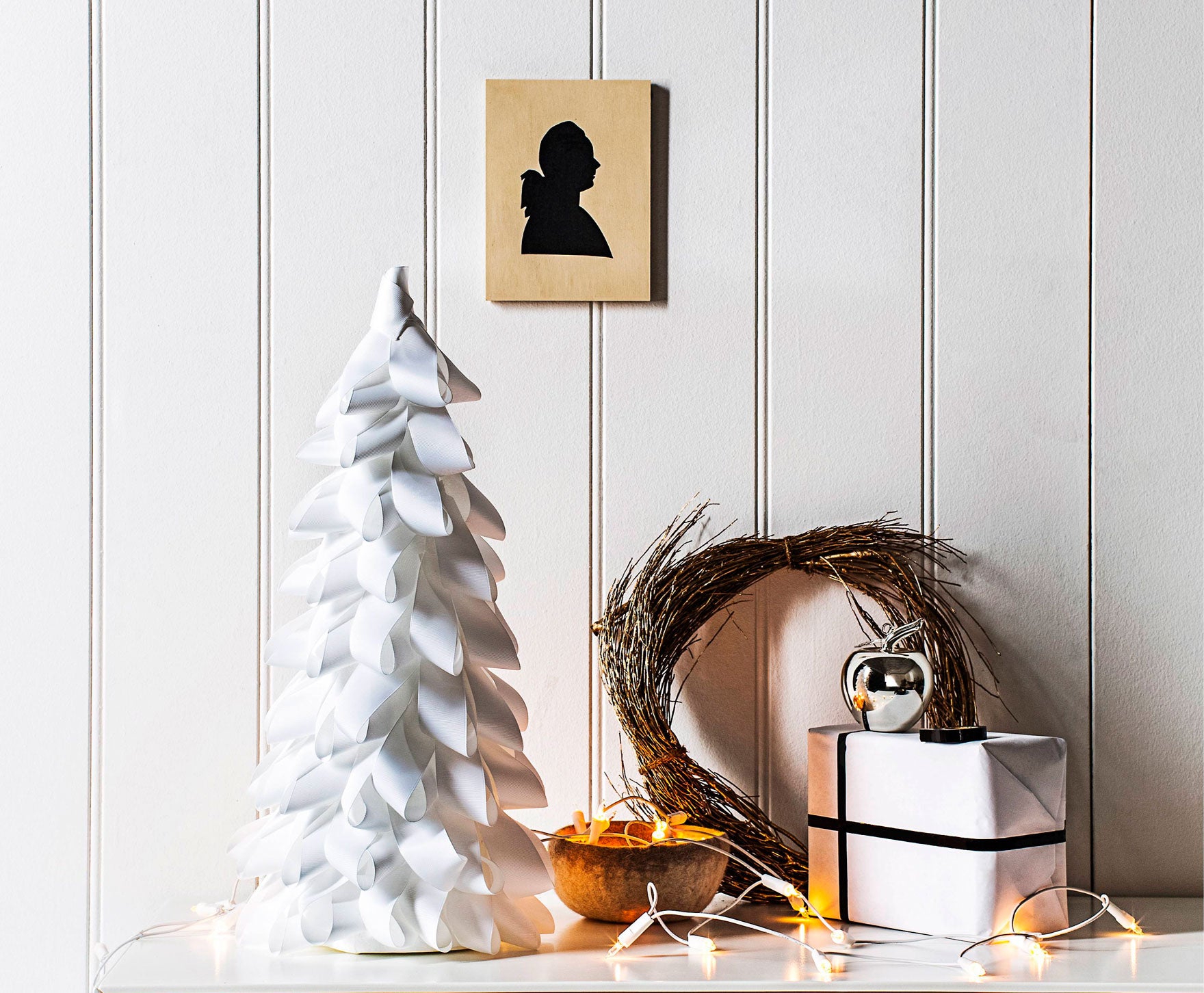 Un árbol hecho con folios de papel girados como este es perfecto para una decoración minimalista y con bajo presupuesto.