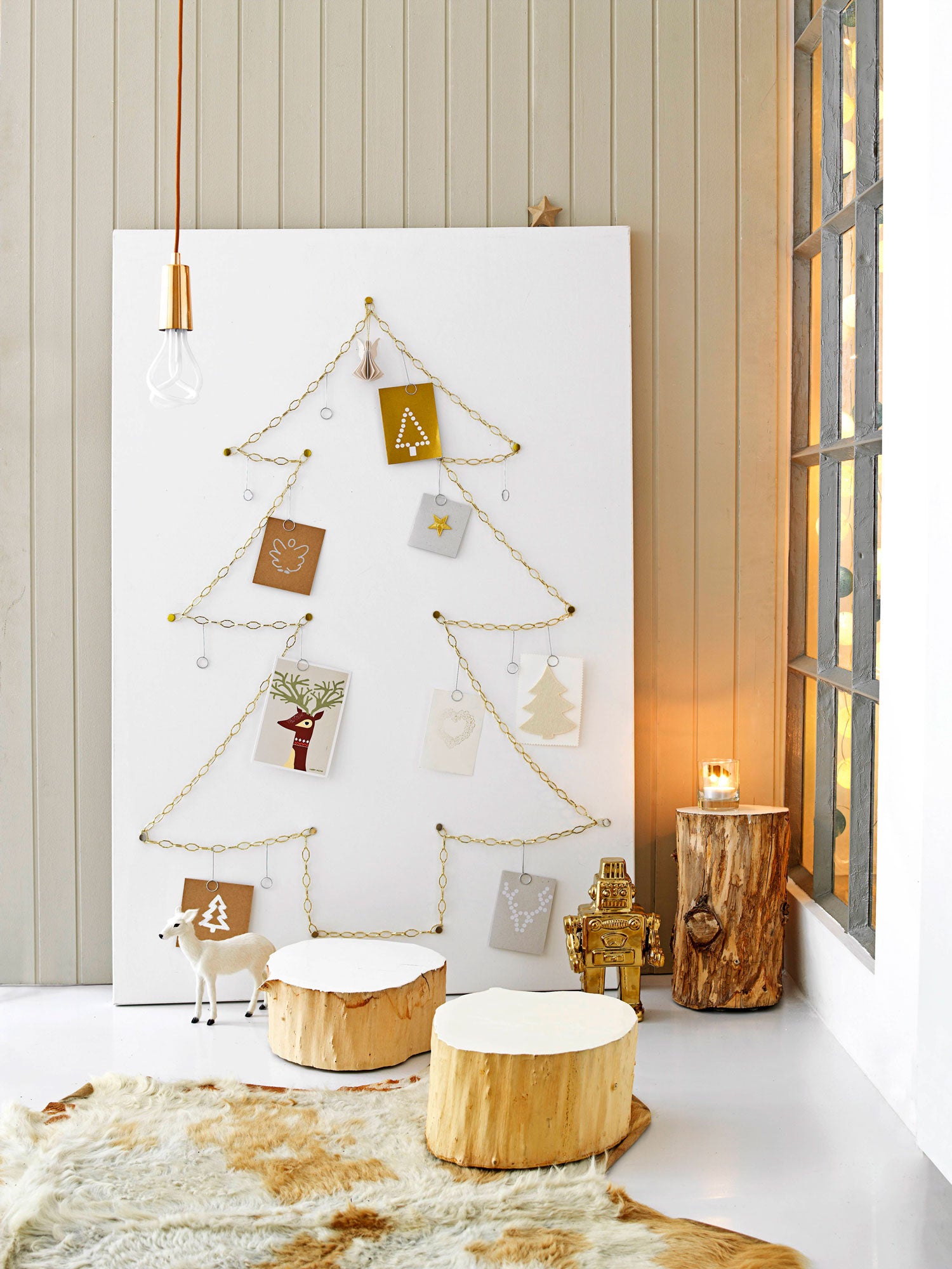 Pocas personas ven en una cadena dorada un posible árbol navideño, pero ¿a que te encanta el resultado?