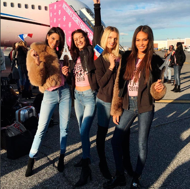 Kendall Jenner, Bella Hadid, Lily Donaldson y Joan Smalls posan frente al avión de Victoria's Secret destino a París.