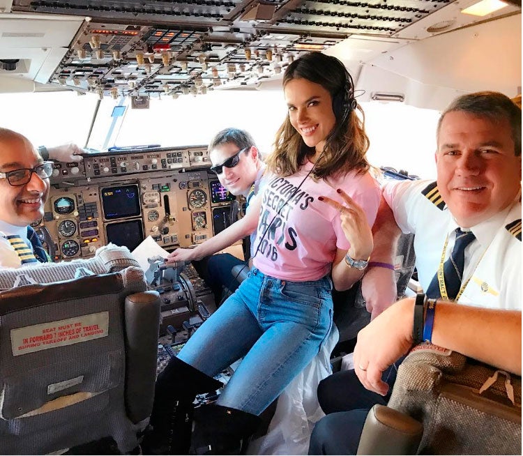 Alessandra Ambrosio posaba también con los pilotos del avión desde la cabina.