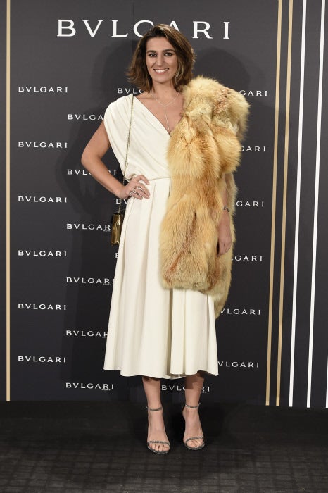 La hija de Bertín Orborne, que acaba de crear una firma de joyería Lo’Ne Jewelry junto a Lola Peralta, hija del rejoneador Rafeal Peralta, se decantó por un vestido de estilo lady que coordinó con una piel al más puro estilo de Blanca Suárez en 'Lo que escondían sus ojos'.