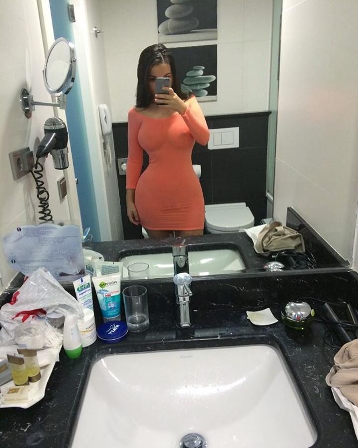 Por si nos quedaba alguna duda, esta foto nos las quita todas de golpe. La figura de Ines Helene es absolutamente imposible de conseguir por medios 'naturales'...