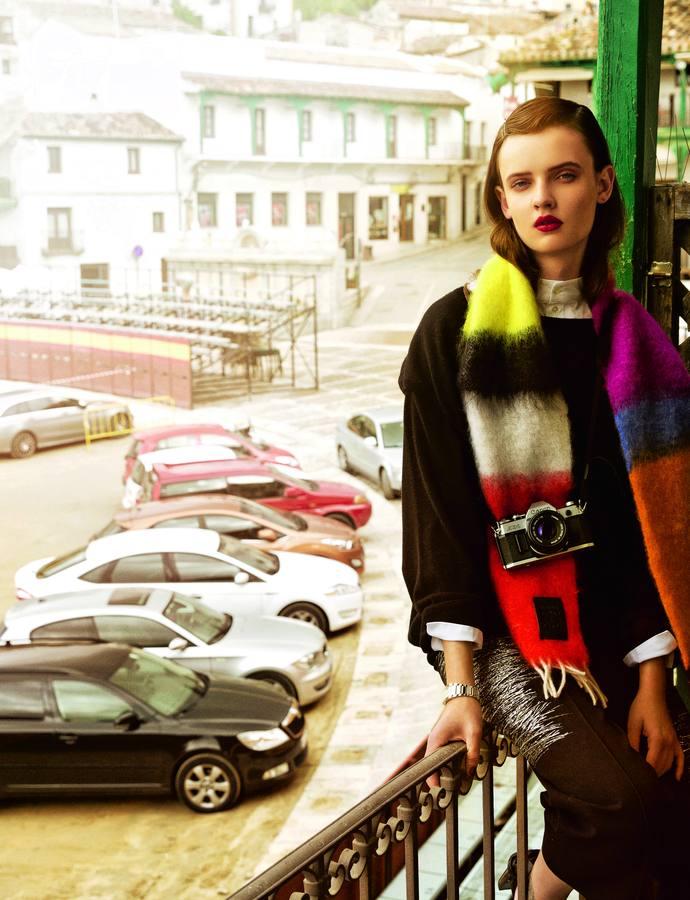 Pantalón y zapatos de Jil Sander y camisa de Mango. El jersey y la bufanda son de Loewe.