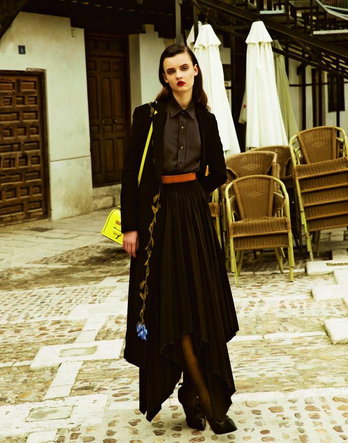 Falda de Loewe con camisa de Jil Sander, que también firma los zapatos. Abrigo de Christopher Kane. Bolso Barcelona de Loewe. El reloj es Clavin Klein y las medias de Cóndor.