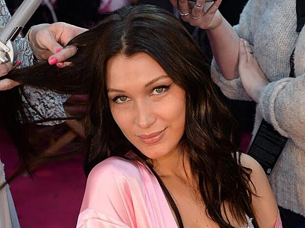 Bella Hadid preparándose para el 'Victoria's Secret Fashion Show 2016' celebrado en París.