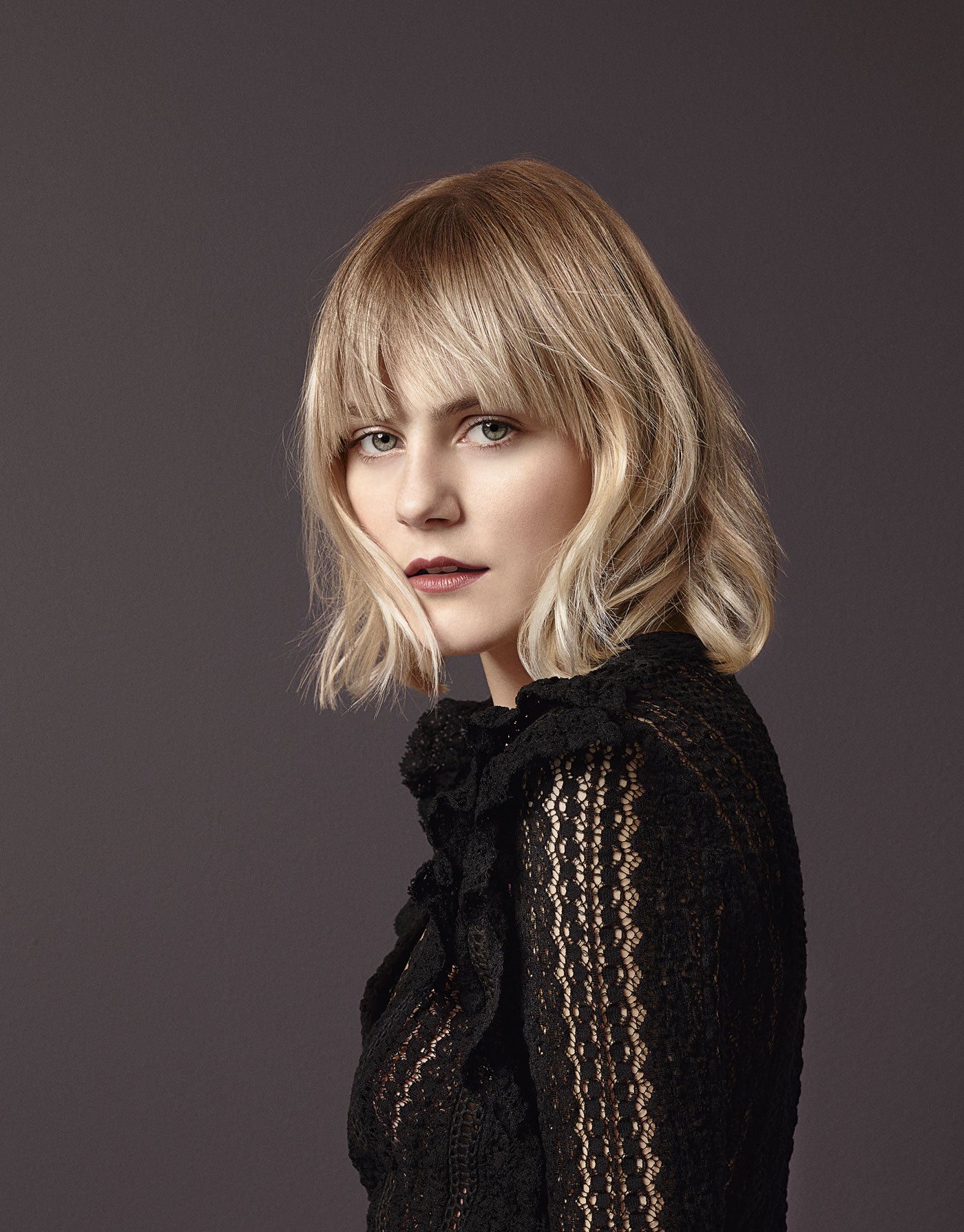 Para lograr este aspecto tan actual, Isabel Pérez Serpa cuenta que el corte del flequillo en este bob se tiene que iniciar en mojado y finalizar en seco. “Sin crear mucha tensión, para que la caída sea natural”. Además, los lados se han capeado y despuntado ligeramente.