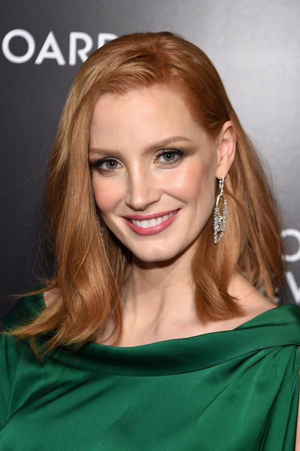Un clásico para triunfar en cualquier evento, y en particular, en una cena, es el ahumado en los ojos. Elige el tono más adecuado para tu color de ojos. Los tierra y marrones, como los que luce Jessica Chastain, son un valor seguro. Aplica el más oscuro en el párpado móvil y el más claro en el superior.