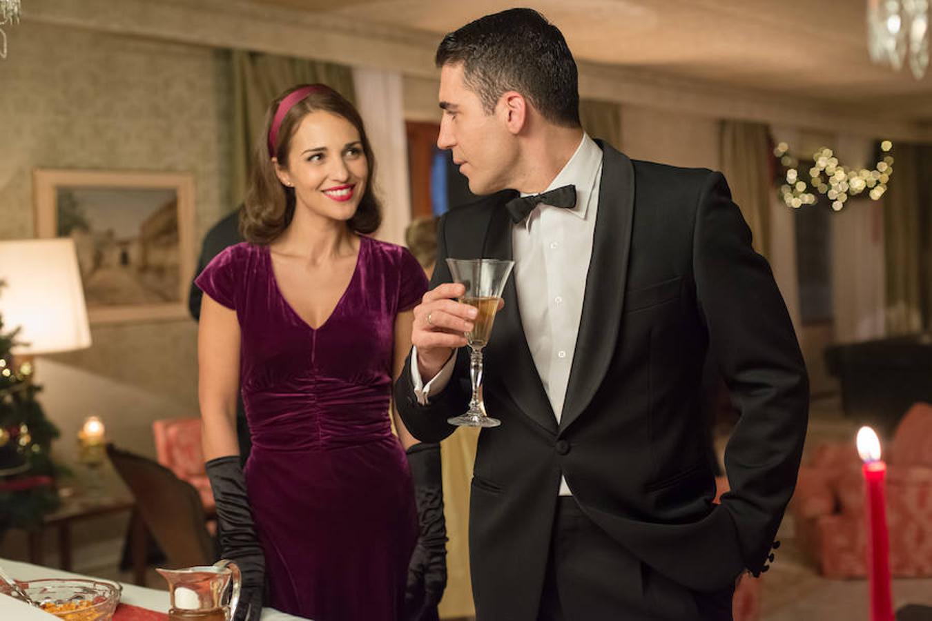 Ana Ribera, sonriente, observa a un sorprendido Alberto Márquez.