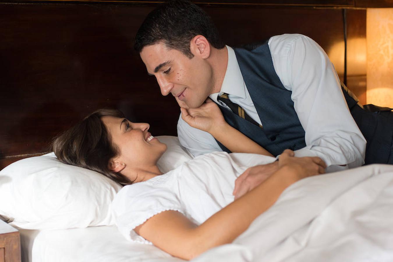 Los protagonistas se miran con amor en una bonita escena de la serie.