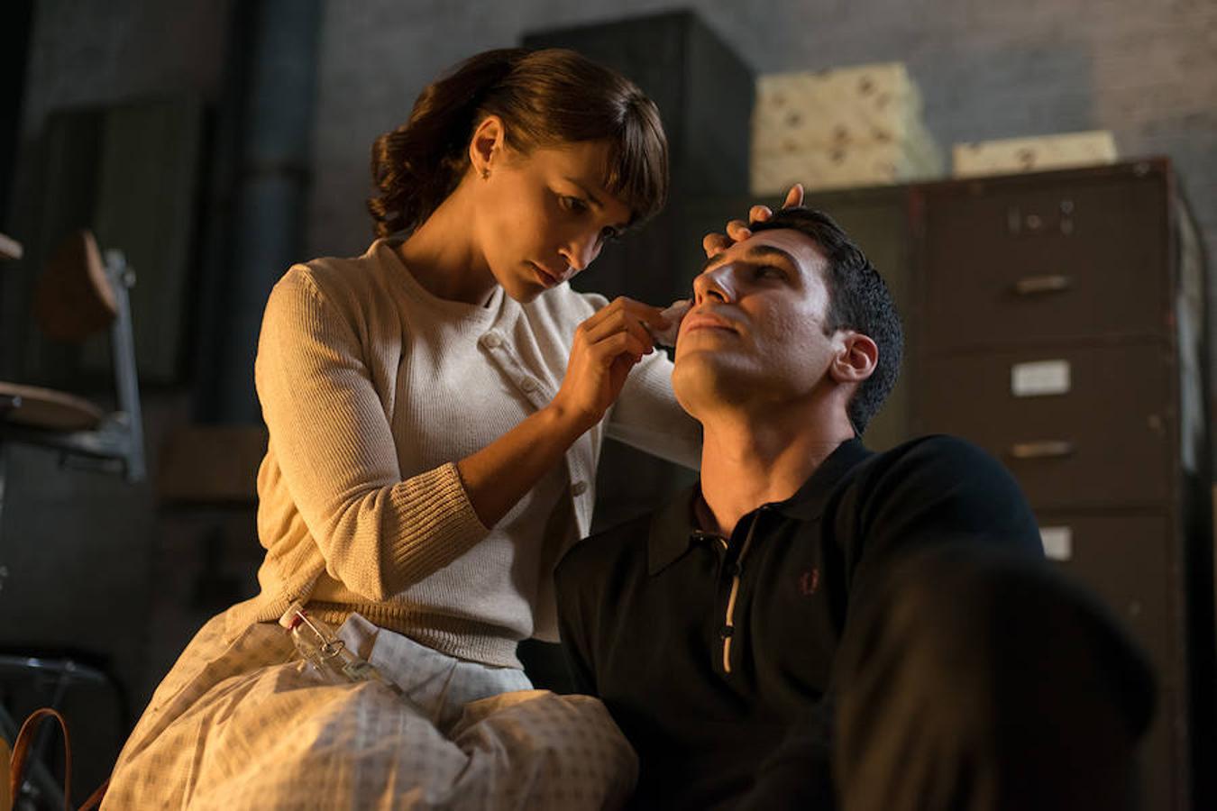 Momento en el que Ana Ribera cura las heridas de Alberto.