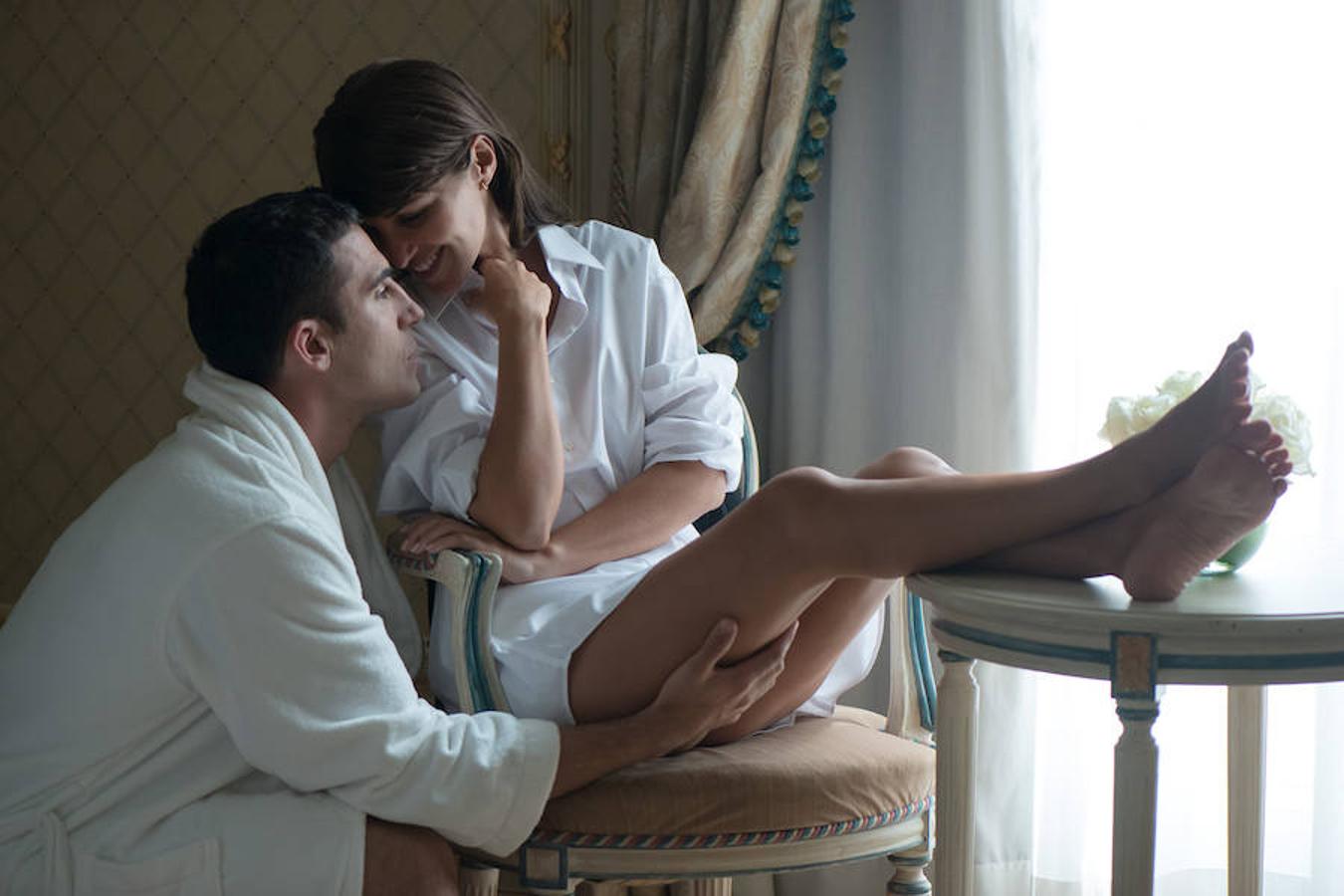 Enamorados en una bonita habitación en París.