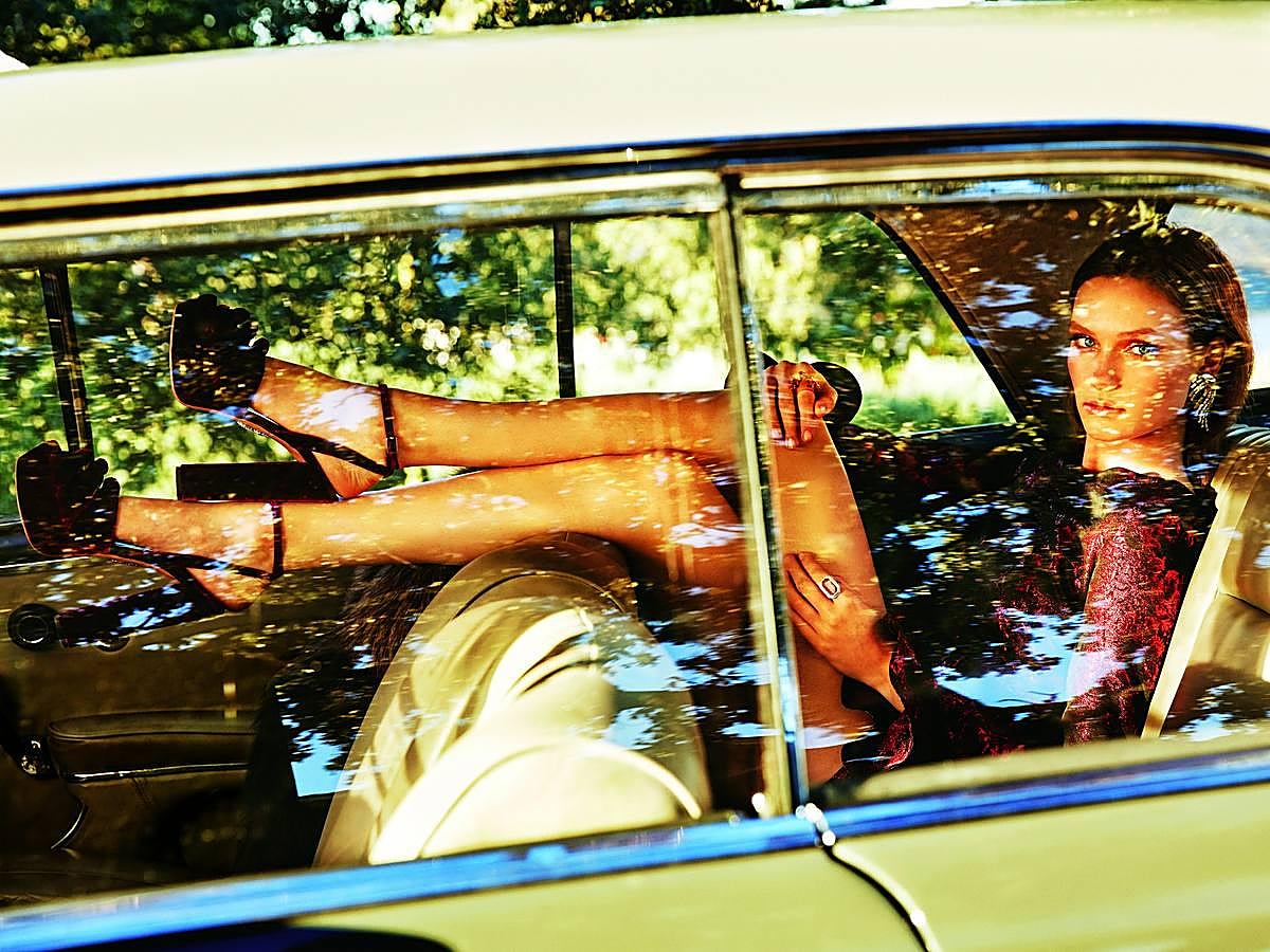 Vestido de Lolali, sandalias de terciopelo de Aquazzura, los anillos son de Arturo Aguayo (el de la piedra rosa) y de Catalina D'Anglade. Pendientes de Saint Laurent.