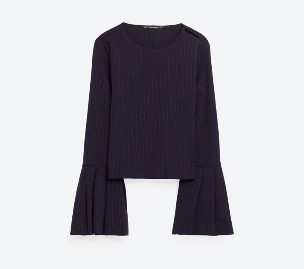 Camisa a rayas de Zara con volante en las mangas. 25,95 euros.