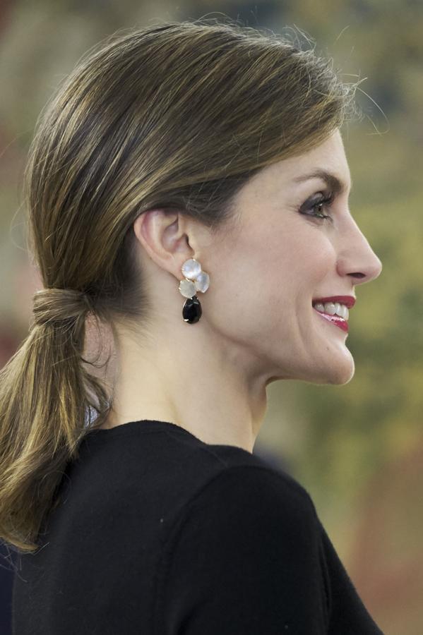 Doña Letizia con coleta baja envuelta en una recepción en el Palacio de la Zarzuela en junio de 2016.