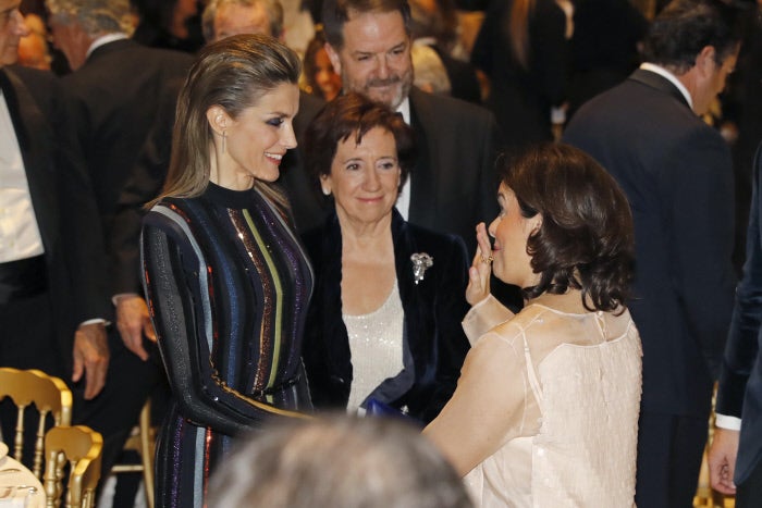 Doña Letizia charla con Soraya Saez de Santamaría y Victoria Prego.