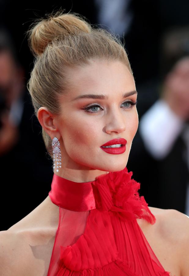 Una combinación de maquillaje que no falla es la que escogió Rosie Huntington-Whiteley para pisar la alfombra roja de Cannes: eyeliner negro y labios rojos.