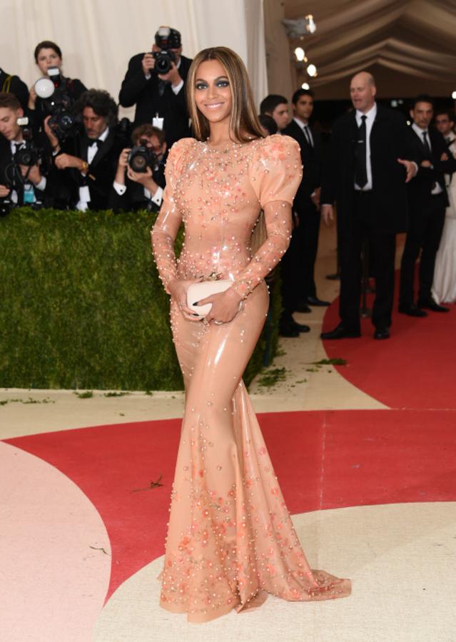 Vale que en la Gala Met todas las celebrities arriesguen, pero Beyoncé se tiró a la piscina con un vestido de látex de Gucci con el que sudó la gota gorda. La humedad que se deja ver en los muslos y los glúteos lo dicen todo.