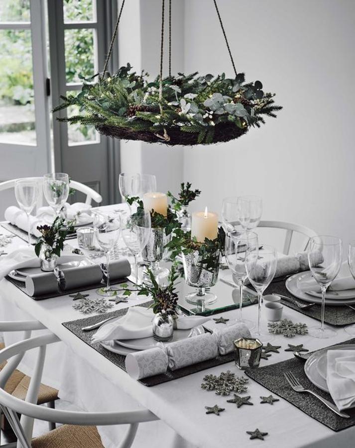 Elegancia minimal en esta idea con el blanco de base, la sofisticación del plata, y la calidez de los detalles con plantas naturales.