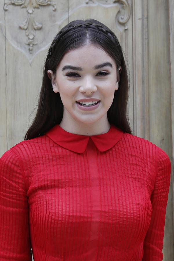 Un peinado muy romántico que nos encanta para Nochebuena. Adorna tu melena con una diadema de trenza como Hailee Steinfeld, con raya en el medio marcada.
