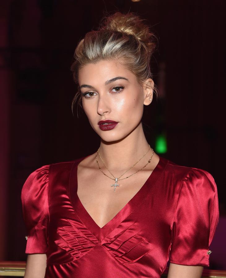 Un moño alto o top knot puede ser un peinado perfecto para Nochebuena si lo llevas como Hailey Baldwin, con ligero volumen en las raíces y algún mechón suelto para darle un toque más informal. Utiliza un donut de moño para que te salga así de voluminoso.