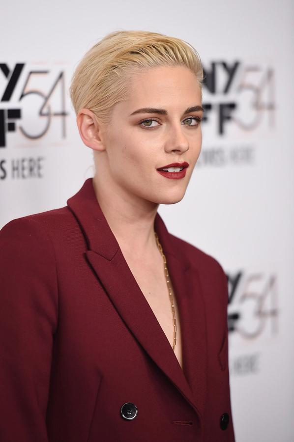 Si tienes el pelo corto como Kristen Stewart un peinado con acabado wet es perfecto para celebrar la Nochebuena. Peínalo con raya a un lado y un mini tupé.
