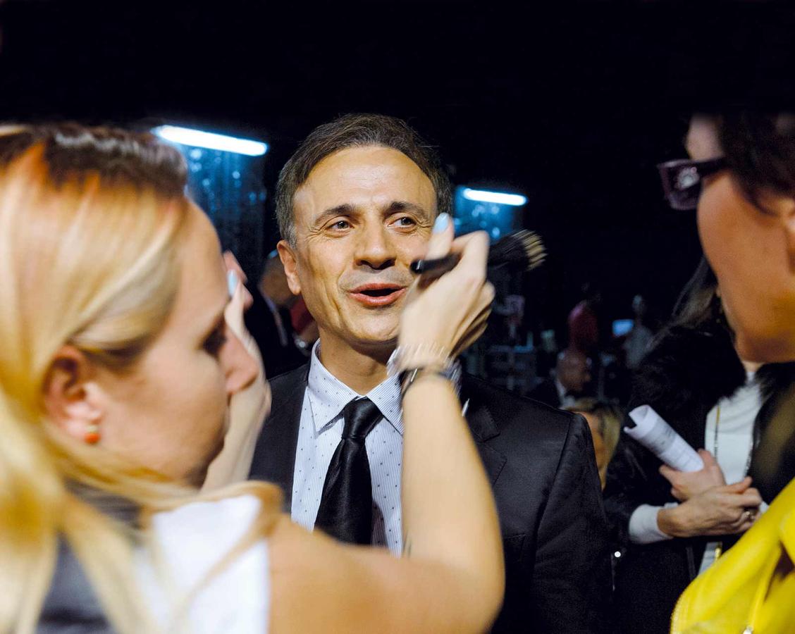 José Mota retocando su maquillaje antes de hablar con los presentadores de ‘Telepasión’, Roberto Leal y Berta Collado