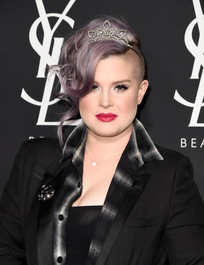 La cantante y actriz inglesa, conocida por sus arriesgados e irreverentes looks, eligió este recogido, un tanto barroco, para acudir a la fiesta de YSL. Aunque con el maquillaje el look mejora un poco…