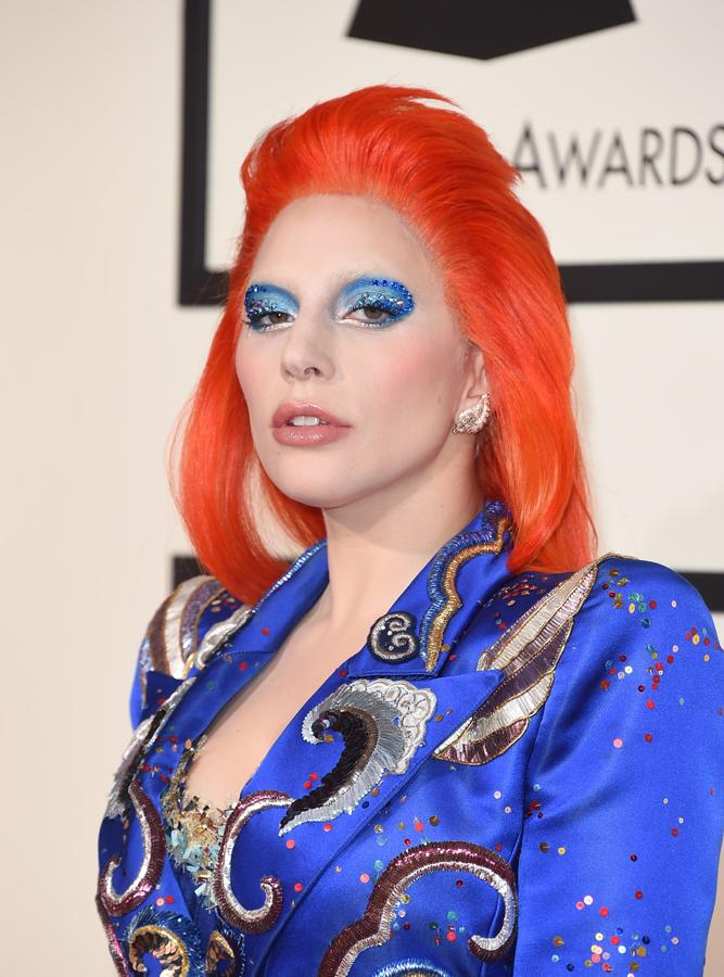 Con el pelo de color naranja zanahoria, y un maquillaje de ojos tremendamente exagerado con sombras de color azul y purpurina, Lady Gaga se merece estar en la lista de los peores beauty looks del año.