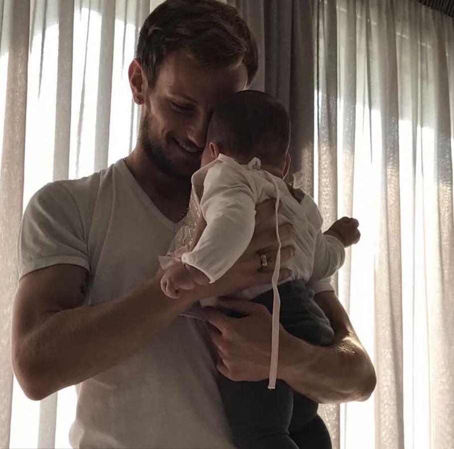 El futbolista Iván Rakitic y Raquel Mauri daban la bienvenida a su segunda hija el 1 de mayo, coincidiendo con el Día de la Madre.