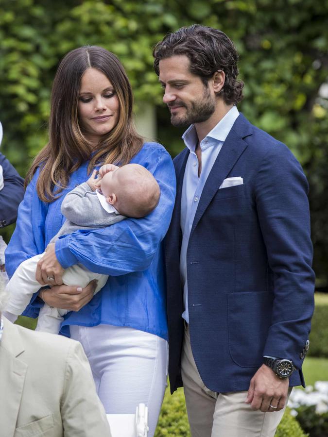 Carlos Felipe de Suecia y Sofía Hellqvist se han convertido en padres primerizos este año. El niñó nació en Estocolmo el 19 de abril.