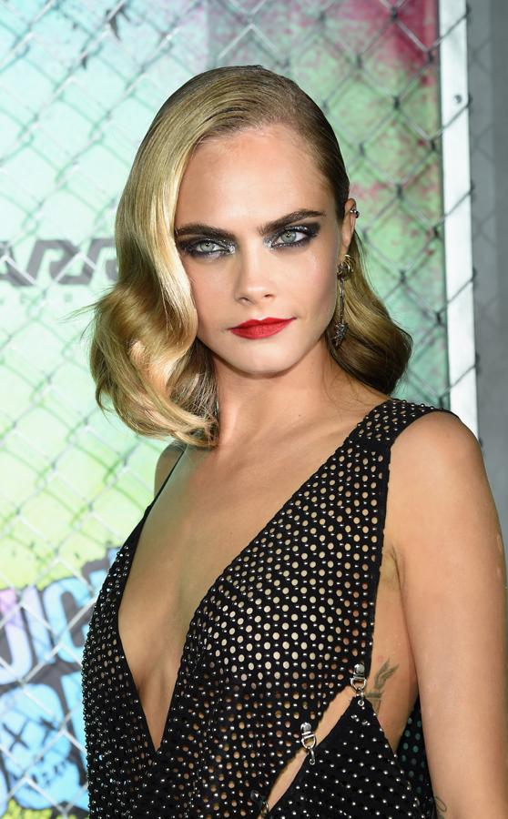 Aunque somos fan casi siempre del maquillaje de la ex modelo y ahora actriz Cara Delevingne, en esta ocasión creemos que es excesivo. Nos encantan sus sombras de ojo con acabado metálico y sus labios rojos, pero todo junto nos parece demasiado…
