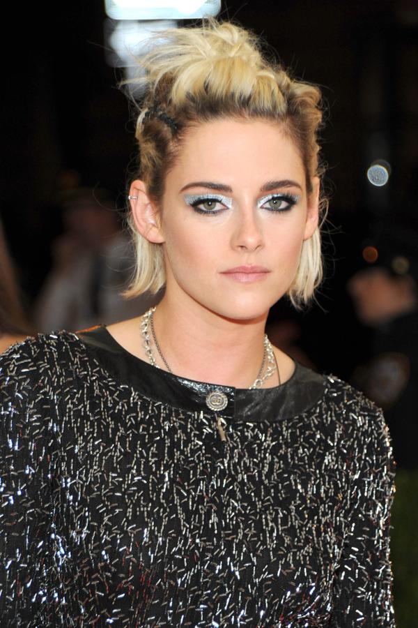 La actriz acudió a la Gala Met con su bob semirrecogido, dejando ver las raíces negras y con un maquillaje de ojos más propio de un desfile que de un look de alfombra roja, con unas sombras azules muy exageradas.