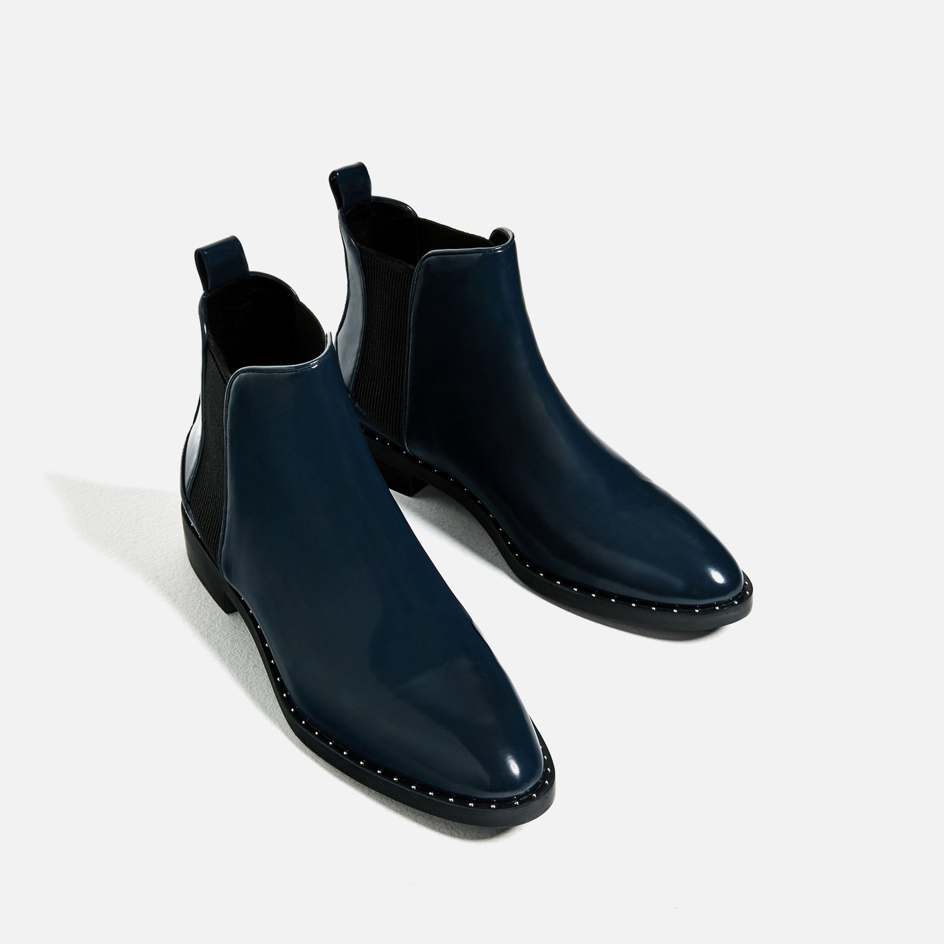 Botines chelsea en azul noche con detalle de tachuelas de Zara (29.99 euros)