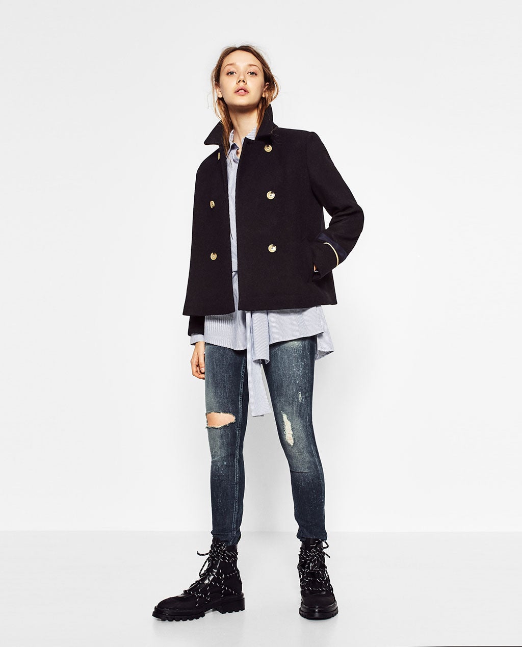 Chaqueta de estilo militar de Zara, con doble botonadura dorada y ribete en contraste (49.995 euros)