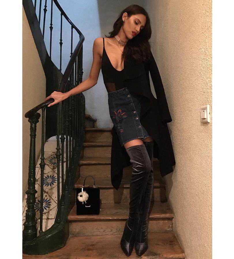 Le gusta la moda y sigue las tendencias al dedillo: terciopelo, body con transparencias y botas 'over the knee'. Eso sí, de todos los diseñadores españoles, se queda con Schlesser, que es todo minimalismo. "Me gusta su ropa, que es sencilla y elegante", dijo.