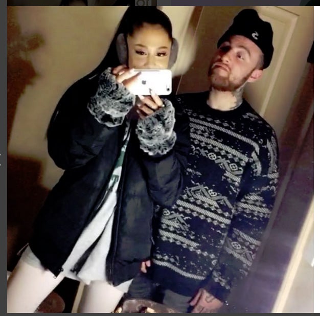 Agosto nos trajo un beso de la cantante y el rapero, confirmando así su relación.