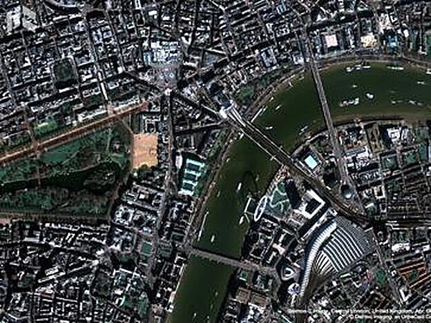 Phileas Fogg y Picaporte salen de la estación londinense de Charing Cross con el objetivo de dar la vuelta al mundo en 80 días.