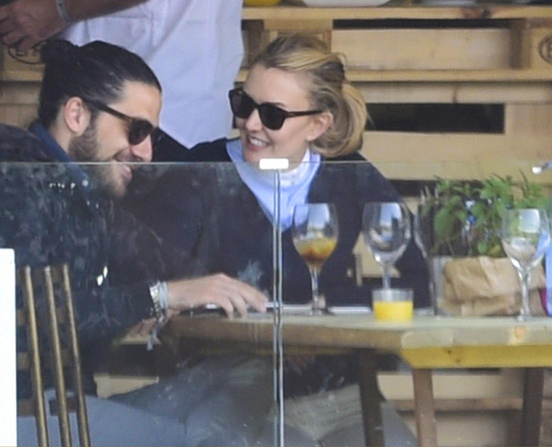 Abril fue el mes en el que la heredera de Inditex y el hijo del diseñador Roberto Torretta se enamoraron. Marta y Carlos se mostraban así de cómplices en el incio de su relación.