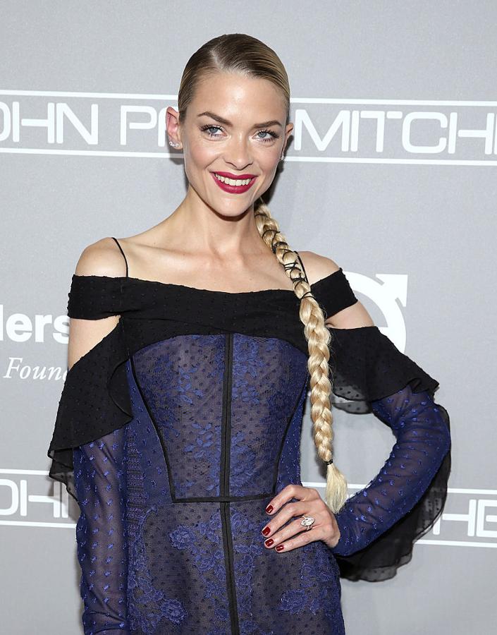 El pelo postizo ha sido una de las tendencias entre las famosas en 2016, Jaime King lo usó para hacerse una trenza como la de la princesa de Disney Elsa Frozen. Y tú puedes animarte a copiarla para lucir peinado esta Nochevieja.