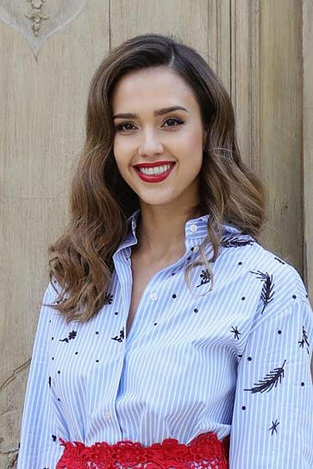 Jessica Alba con los labios rojos, que puedes utilizar tanto de día como de noche, adecuando el resto del maquillaje y tu vestuario.