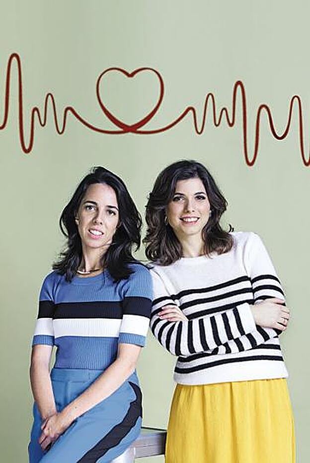 Mayte Ordovás, farmacéutica, y Fátima Delgado, pediatra en el hospital Monkole.