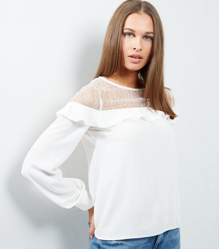 Camisa con escote con transparencias y volante en blanco de New Look (Precio: 12€ rebajado de 24'99€)