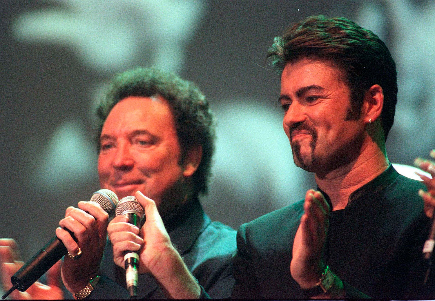 George Michael sobre el escenario en 1999 junto con Tom Jones.