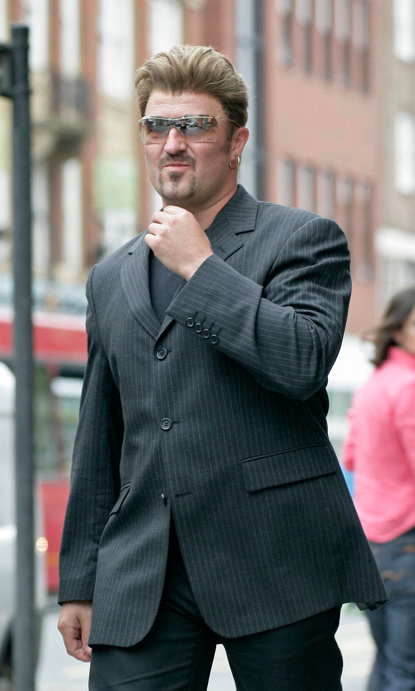 Fue considerado entre los artistas más sexys por VH1.